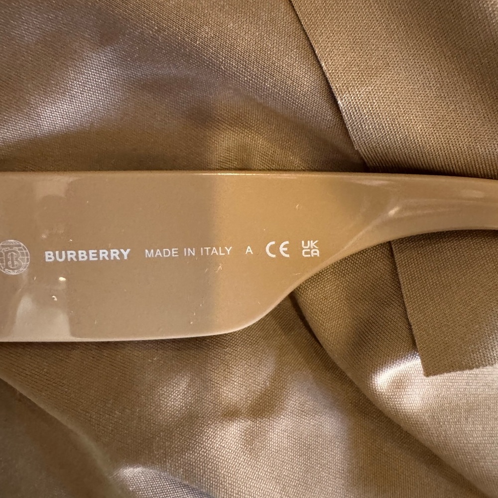 New Burberry Sunglasses never worn - Picture 2 of 8